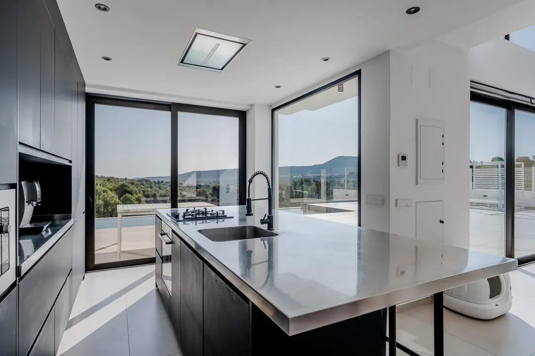 Luxury villa in Benitachell: space and privacy near Moraira