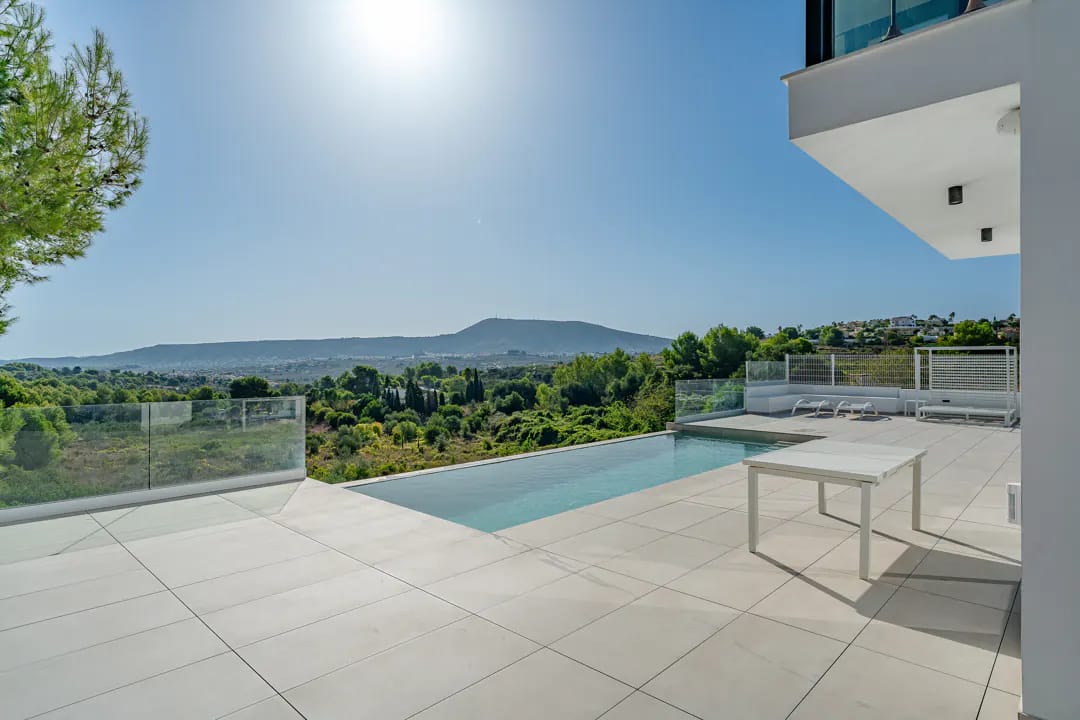 Luxury villa in Benitachell: space and privacy near Moraira