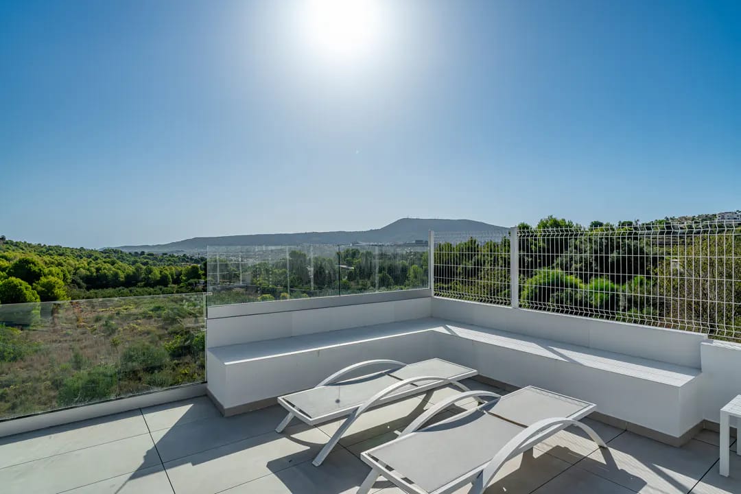 Luxury villa in Benitachell: space and privacy near Moraira