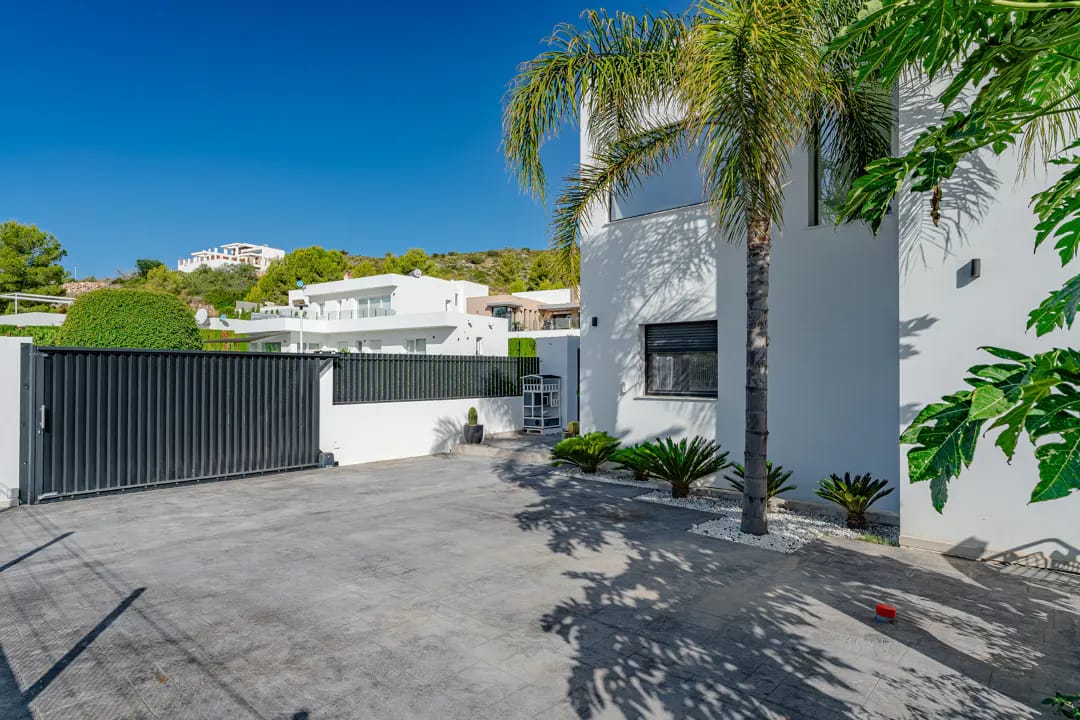 Luxury villa in Benitachell: space and privacy near Moraira
