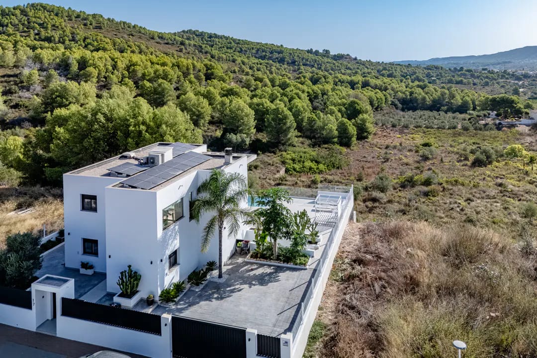 Luxury villa in Benitachell: space and privacy near Moraira